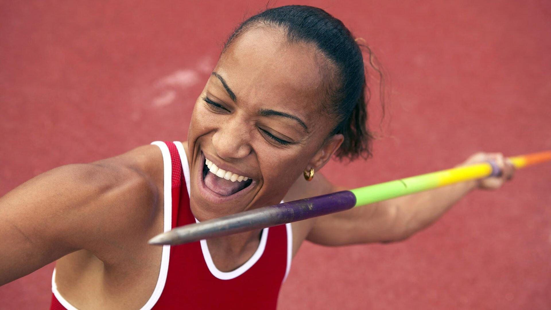 美体育节目主持人质疑布朗尼缺席东契奇发布会，是特权还是失职？